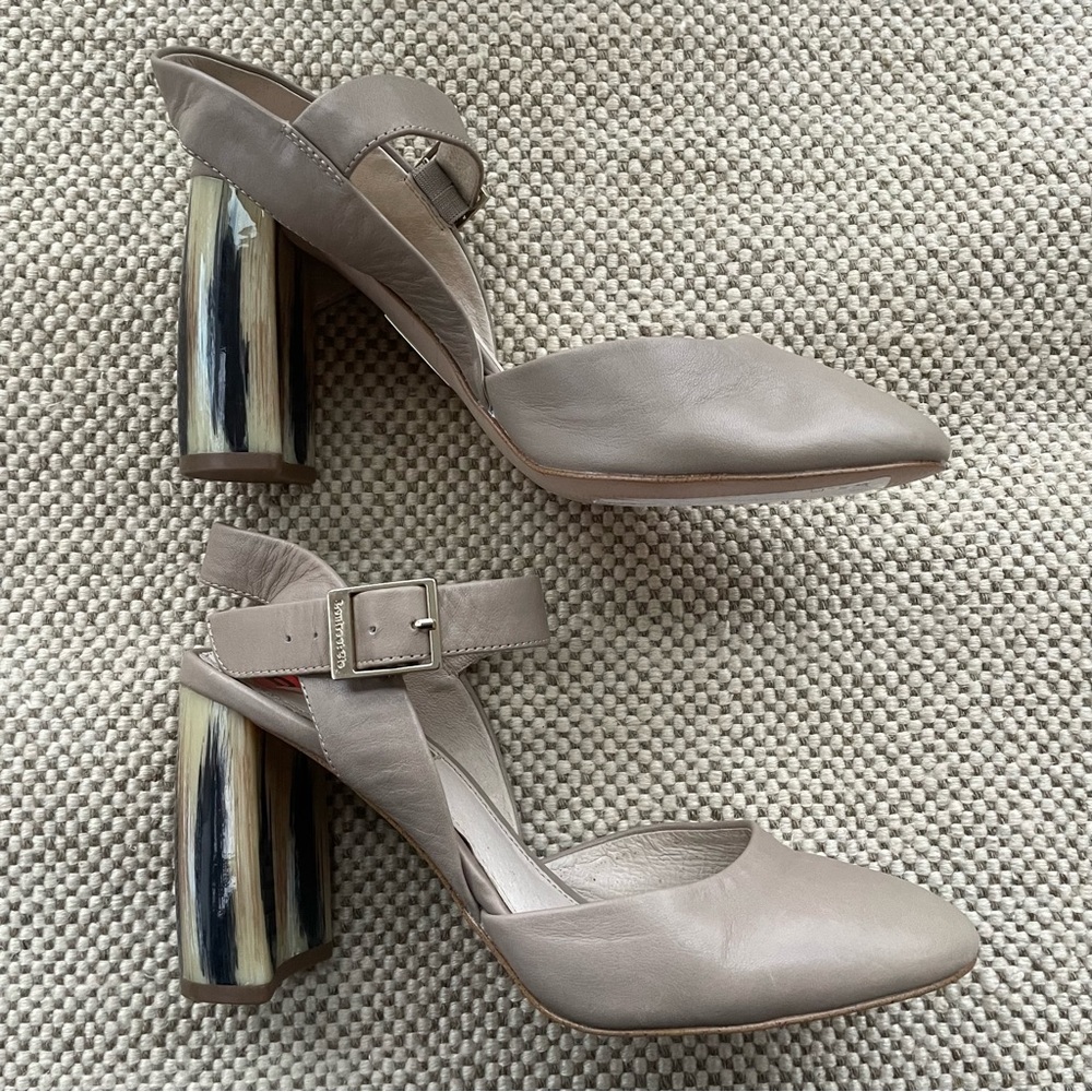 Neutral leather heels with stacked heel - Picture 2 of 6